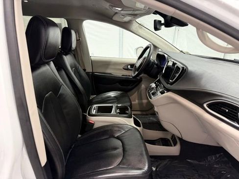 Used 2022 Chrysler Pacifica Touring-L w/ Uconnect Theater Family Group image 21