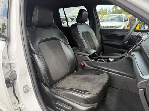 Used 2023 Jeep Grand Cherokee Altitude AWD/4WD image 34