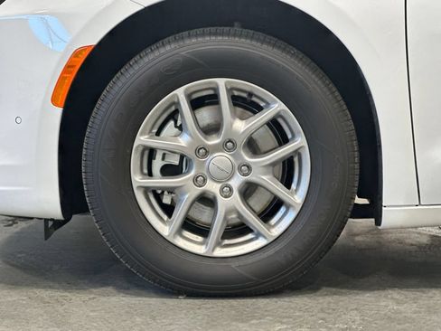 New 2027 Chrysler Pacifica Select FWD image 9