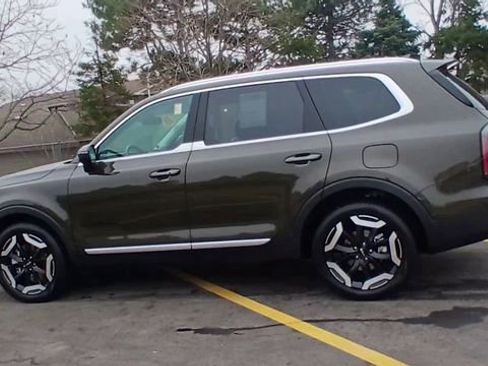 Used 2025 Kia Telluride EX w/ EX Captain's Chair Package image 8