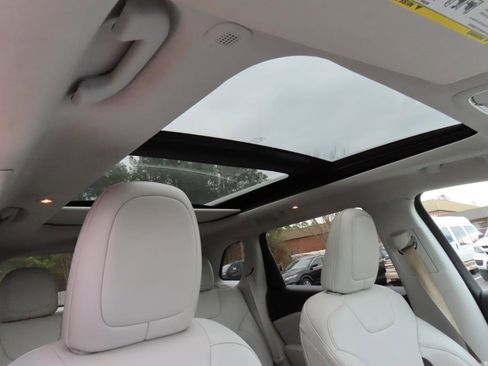 Used 2020 Jeep Cherokee Latitude Plus image 27