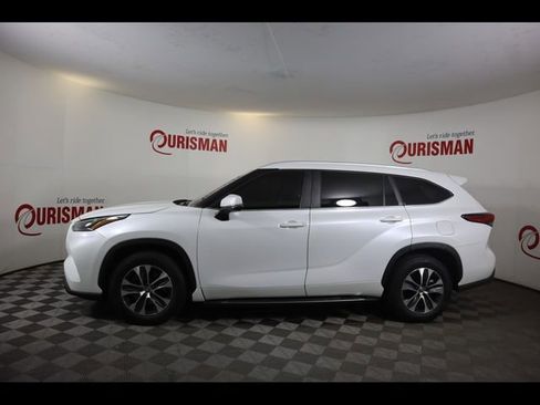 Used 2023 Toyota Highlander XLE FWD image 5