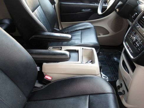 Used 2014 Chrysler Town & Country Touring-L w/ Driver Convenience Group FWD image 18