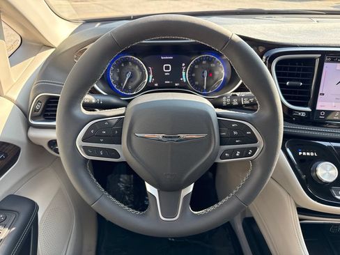 Used 2023 Chrysler Pacifica Limited AWD/4WD image 25