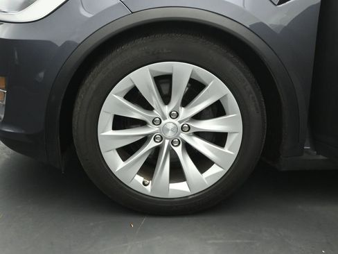 Used 2018 Tesla Model X 75D image 32