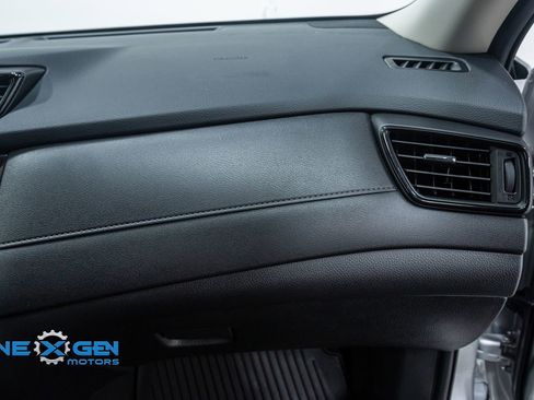 Used 2020 Nissan Rogue SV image 39