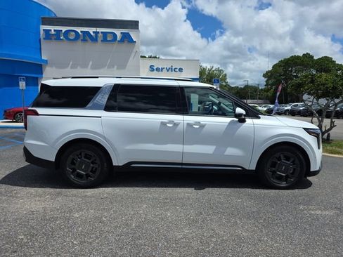 Used 2025 Kia Carnival SX FWD image 3