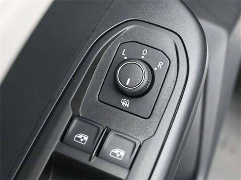 Certified 2025 Volkswagen Taos SE image 12