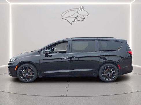 Used 2025 Chrysler Pacifica Limited FWD image 2