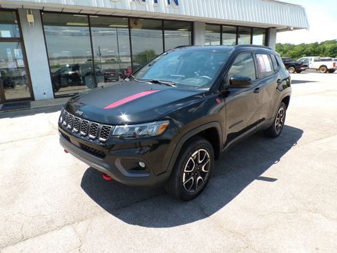 Used 2024 Jeep Compass Trailhawk AWD/4WD image 3