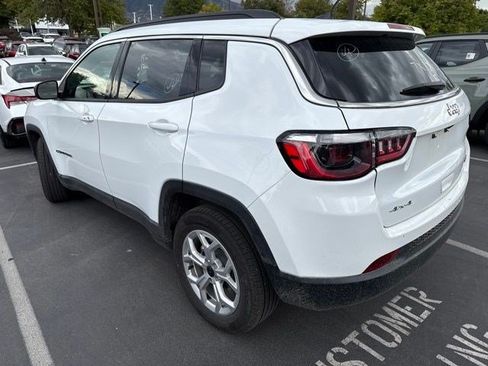 Used 2025 Jeep Compass Latitude AWD/4WD image 5