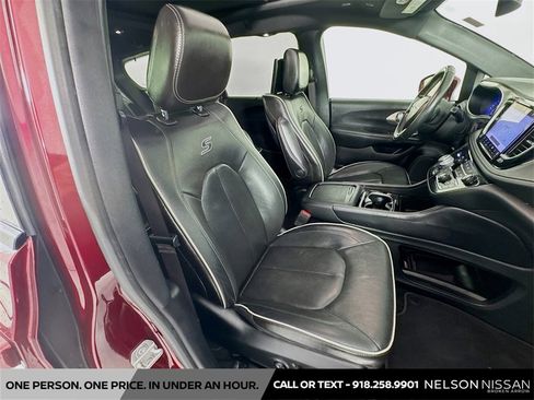 Used 2022 Chrysler Pacifica Limited w/ Uconnect Theater Family Group image 32
