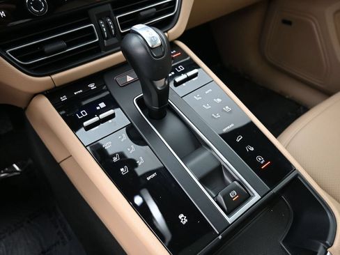 Certified 2025 Porsche Macan AWD/4WD image 24