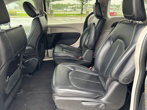 Used 2023 Chrysler Pacifica Touring-L FWD image 34