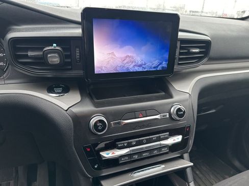 Used 2020 Ford Explorer XLT w/ Comfort Package image 9