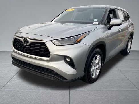 Used 2023 Toyota Highlander LE image 3