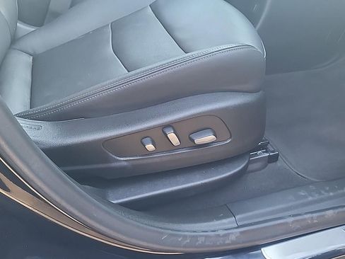 Used 2022 Cadillac XT6 Premium Luxury w/ Technology Package image 12