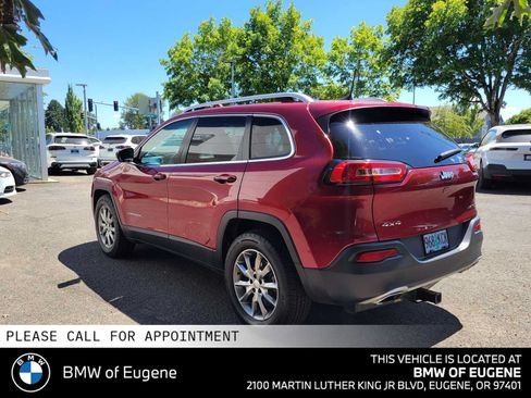 Used 2017 Jeep Cherokee Limited w/ Luxury Group AWD/4WD image 5