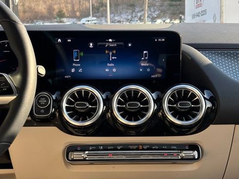 Used 2025 Mercedes-Benz GLA 250 4MATIC image 52