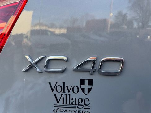 Certified 2025 Volvo XC40 B5 Plus image 8