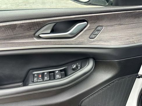 Used 2023 Jeep Grand Cherokee Limited w/ Black Appearance Package image 18