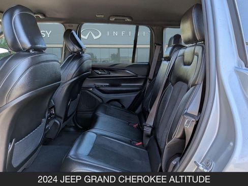 Used 2024 Jeep Grand Cherokee Altitude image 16