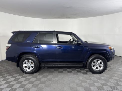 Used 2017 Toyota 4Runner SR5 AWD/4WD image 3