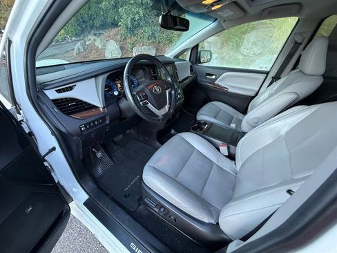 Used 2017 Toyota Sienna Limited image 8