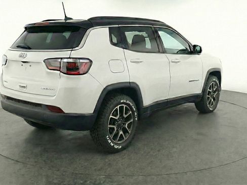 Used 2025 Jeep Compass Trailhawk image 9