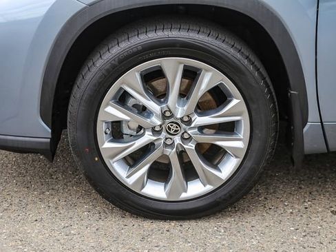 Used 2023 Toyota Highlander Limited AWD/4WD image 11