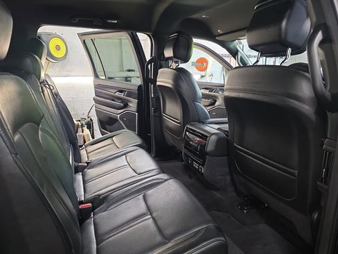 Used 2024 Jeep Wagoneer L Series II w/ Flexible Seating Group AWD/4WD image 11
