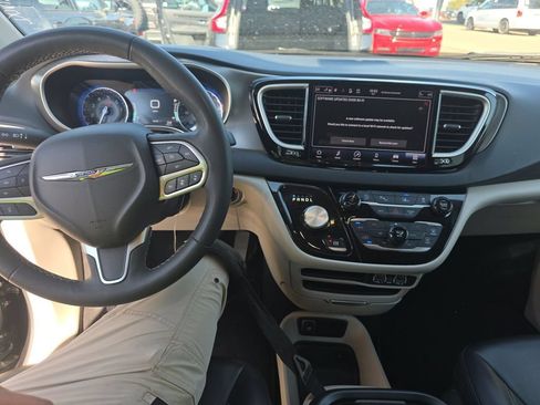 Used 2023 Chrysler Pacifica Touring-L FWD image 7