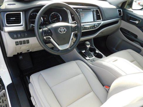 Certified 2019 Toyota Highlander XLE FWD image 7