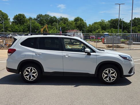Used 2023 Subaru Forester Premium AWD/4WD image 2