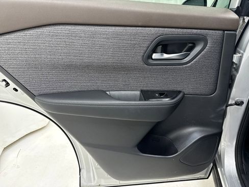 Used 2023 Nissan Rogue SV image 14