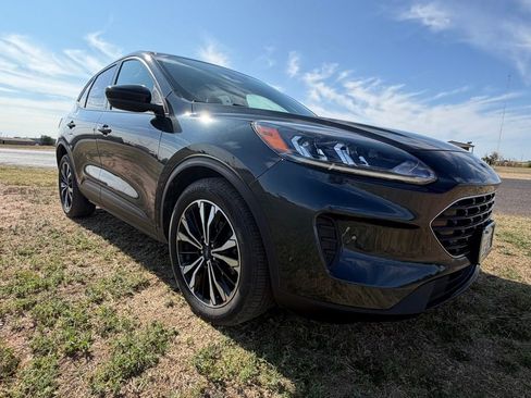 Used 2022 Ford Escape SE w/ SE Sport Appearance Package image 5