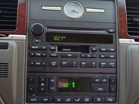 Used 2003 Lincoln Town Car Executive image 19