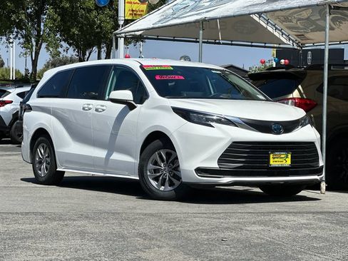 Used 2024 Toyota Sienna LE FWD image 2