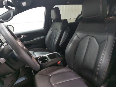 Used 2025 Chrysler Pacifica Select image 17