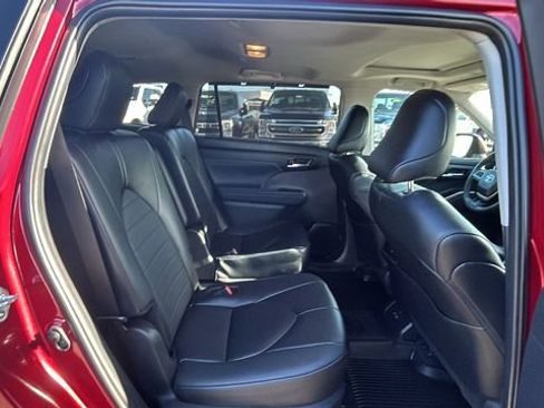 Used 2024 Toyota Highlander XLE image 13
