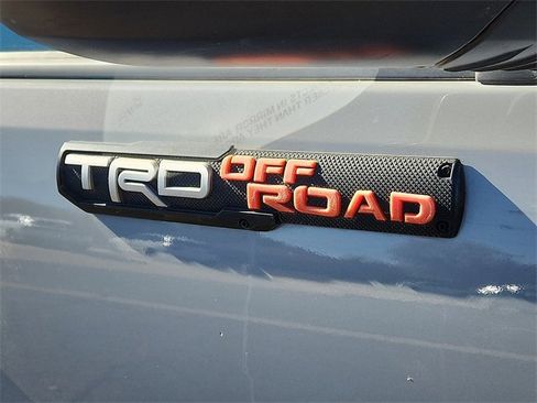 Used 2018 Toyota Tacoma SR image 8