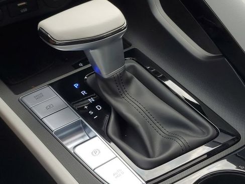 Certified 2025 Hyundai Elantra Limited FWD image 31