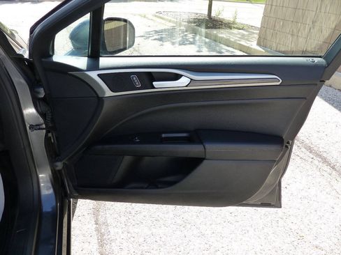 Used 2018 Ford Fusion SE w/ Fusion SE Technology Package FWD image 42