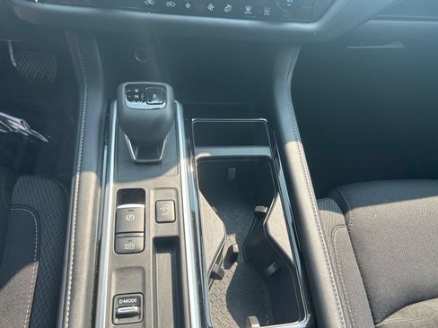 Used 2025 Nissan Pathfinder SV FWD image 33