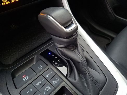 Used 2023 Toyota RAV4 XLE Premium image 15