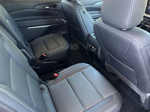 Used 2025 Chevrolet Traverse LT FWD image 25