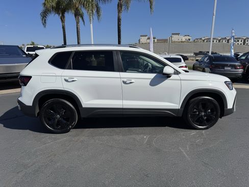 Used 2025 Volkswagen Taos SE image 11