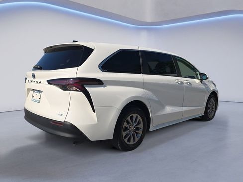 Used 2025 Toyota Sienna LE FWD image 5