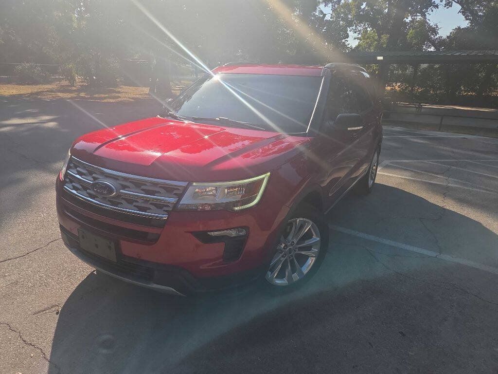 Used 2018 Ford Explorer XLT w/ Equipment Group 202A FWD image 3