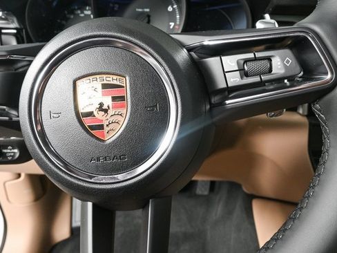 Certified 2025 Porsche Macan image 10